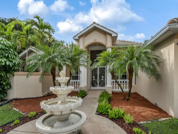 Cape Coral 3 Bedroom Vacation Home with Private Tennis Court