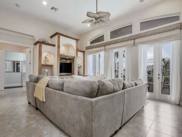 Cape Coral 3 Bedroom Vacation Home with Private Tennis Court