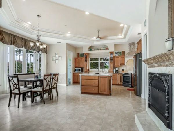 Cape Coral 3 Bedroom Vacation Home with Private Tennis Court