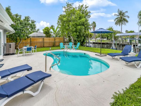Cape Coral Canal Front Vacation Home With Pool And Boat Dock