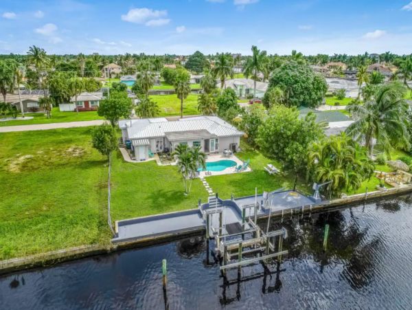 Cape Coral Canal Front Vacation Home With Pool And Boat Dock
