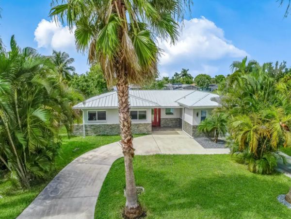 Cape Coral Canal Front Vacation Home With Pool And Boat Dock