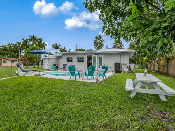 Cape Coral Canal Front Vacation Home With Pool And Boat Dock