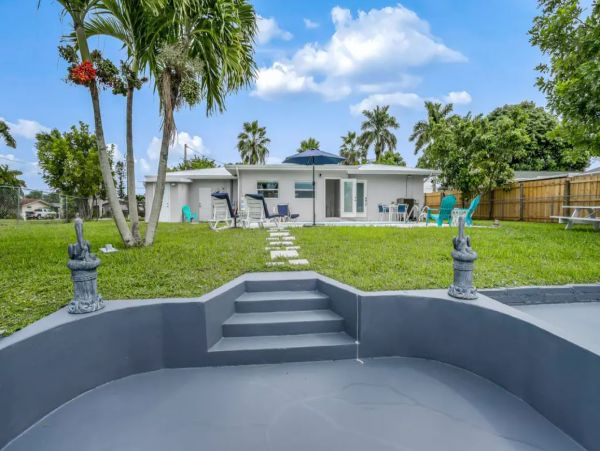 Cape Coral Canal Front Vacation Home With Pool And Boat Dock