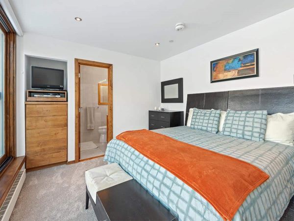 Lionshead Walk to Lift and nice amenities