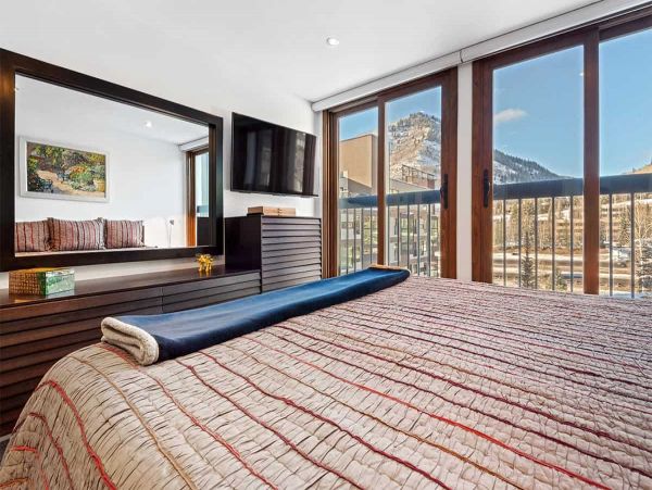 Lionshead Walk to Lift and nice amenities