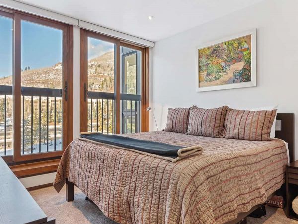 Lionshead Walk to Lift and nice amenities
