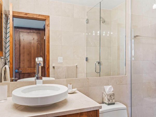 Lionshead Walk to Lift and nice amenities