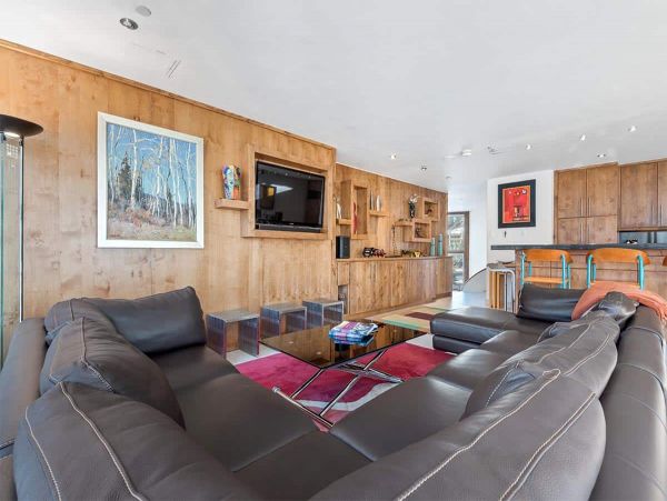 Lionshead Walk to Lift and nice amenities