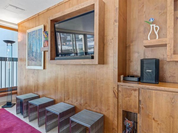 Lionshead Walk to Lift and nice amenities