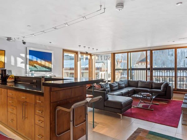 Lionshead Walk to Lift and nice amenities