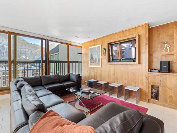 Lionshead Walk to Lift and nice amenities