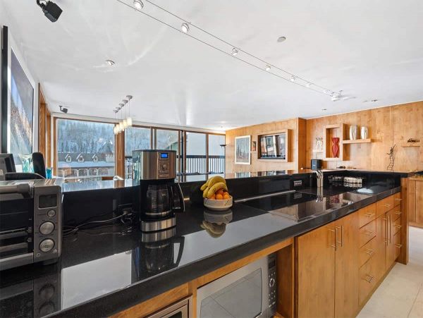 Lionshead Walk to Lift and nice amenities