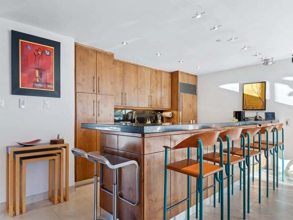 Lionshead Walk to Lift and nice amenities