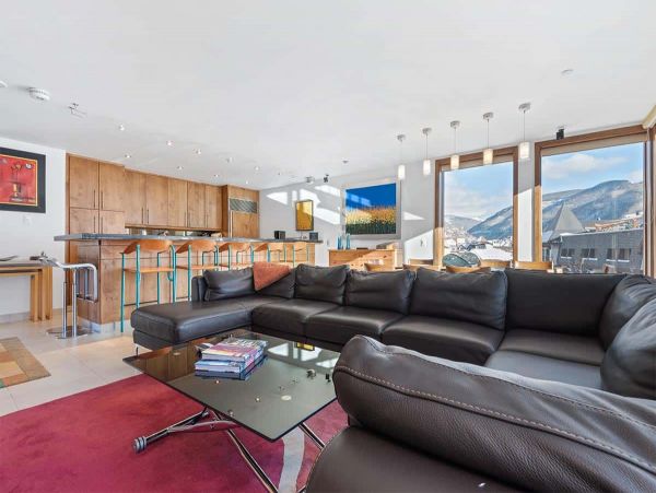 Lionshead Walk to Lift and nice amenities