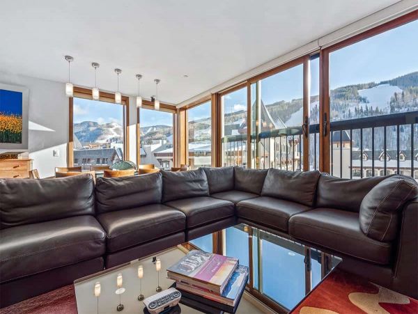 Lionshead Walk to Lift and nice amenities