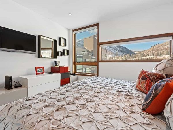 Lionshead Walk to Lift and nice amenities