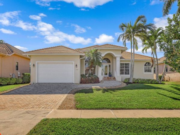 Canal Front 4 Bedroom Vacation Pool Home in Marco Island