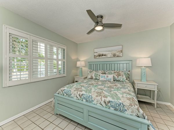 One Block to the Beach! Holmes Beach Vacation Home 6 Guests