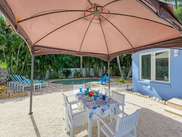 One Block to the Beach! Holmes Beach Vacation Home 6 Guests