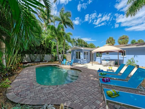 One Block to the Beach! Holmes Beach Vacation Home 6 Guests