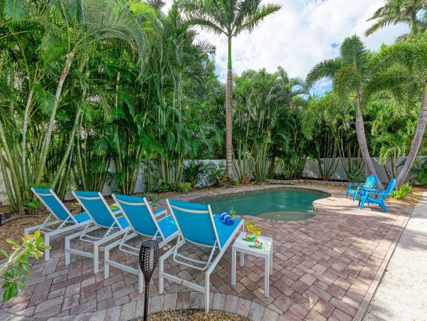 One Block to the Beach! Holmes Beach Vacation Home 6 Guests