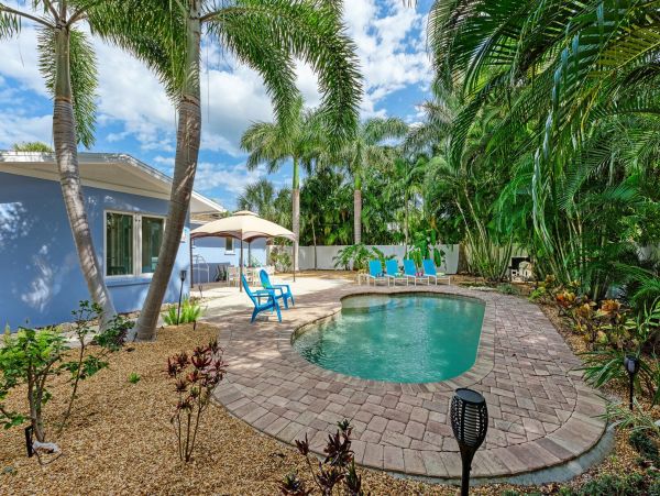 One Block to the Beach! Holmes Beach Vacation Home 6 Guests