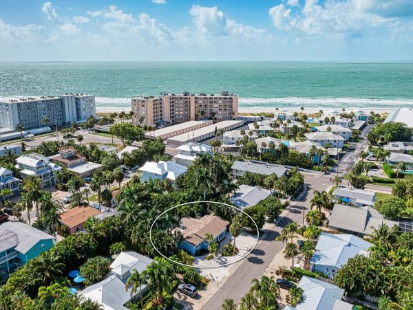 One Block to the Beach! Holmes Beach Vacation Home 6 Guests