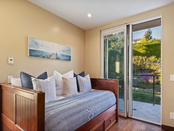 Oceanview Vacation Duplex Two Bedroom in Summerland