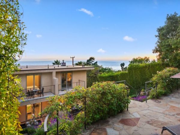 Oceanview Vacation Duplex Two Bedroom in Summerland