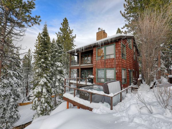 Lake Tahoe Five Bedroom Home With Hot Tub & Amazing Views!