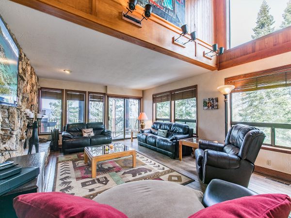 Lake Tahoe Five Bedroom Home With Hot Tub & Amazing Views!