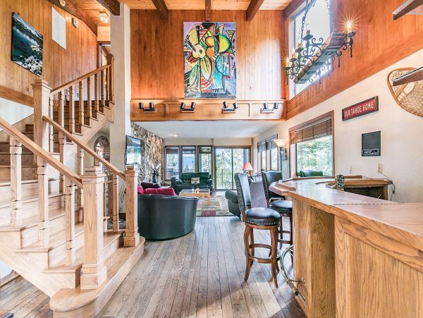 Lake Tahoe Five Bedroom Home With Hot Tub & Amazing Views!