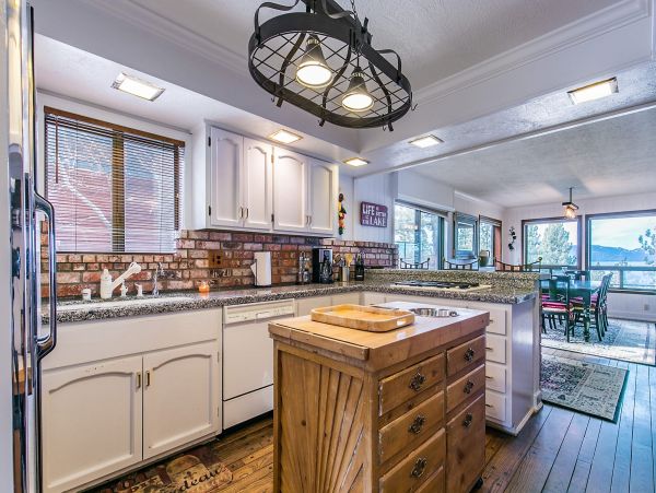 Lake Tahoe Five Bedroom Home With Hot Tub & Amazing Views!