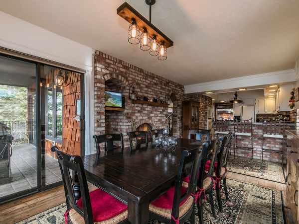 Lake Tahoe Five Bedroom Home With Hot Tub & Amazing Views!