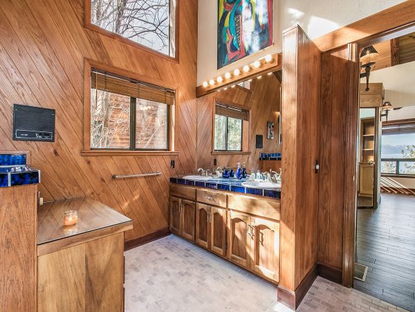 Lake Tahoe Five Bedroom Home With Hot Tub & Amazing Views!