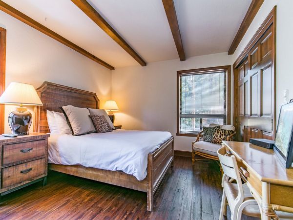 Lake Tahoe Five Bedroom Home With Hot Tub & Amazing Views!