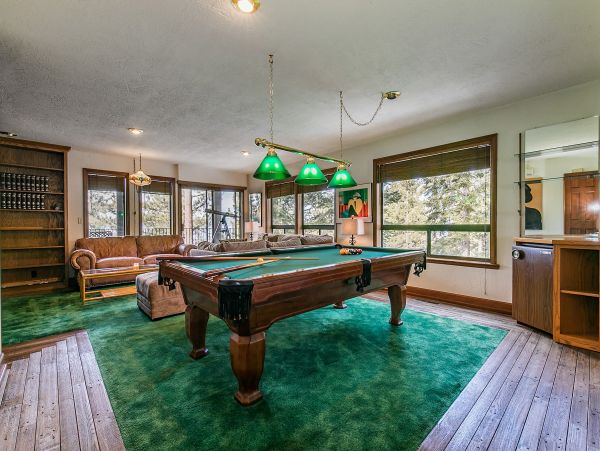 Lake Tahoe Five Bedroom Home With Hot Tub & Amazing Views!