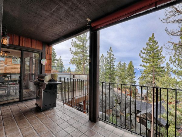 Lake Tahoe Five Bedroom Home With Hot Tub & Amazing Views!