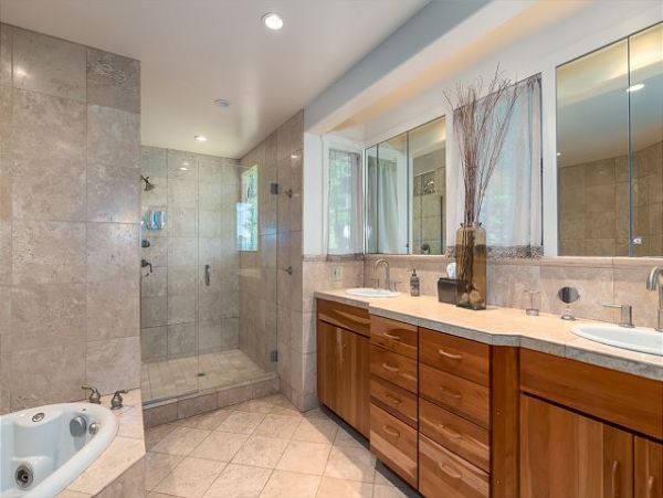 Luxury Vacation Home in Lake Tahoe With Hot Tub Sleeps 14