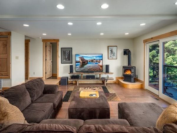 Luxury Vacation Home in Lake Tahoe With Hot Tub Sleeps 14