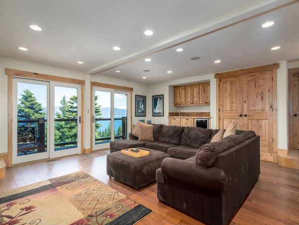Luxury Vacation Home in Lake Tahoe With Hot Tub Sleeps 14