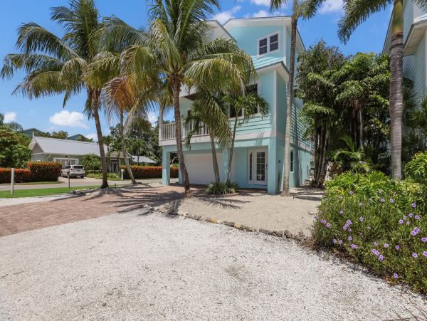 Holmes Beach Vacation Rental - Anna Maria Island Luxury Rental with Pool & Outdoor Kitchen