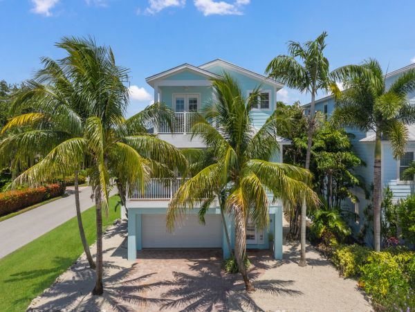 Holmes Beach Vacation Rental - Anna Maria Island Luxury Rental with Pool & Outdoor Kitchen