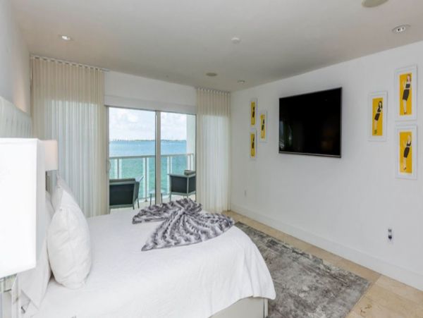 Stunning Waterfront Vacation Villa in Miami Beach Sleeps 16