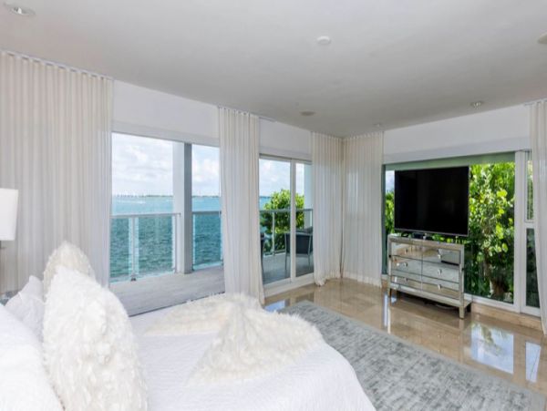 Stunning Waterfront Vacation Villa in Miami Beach Sleeps 16