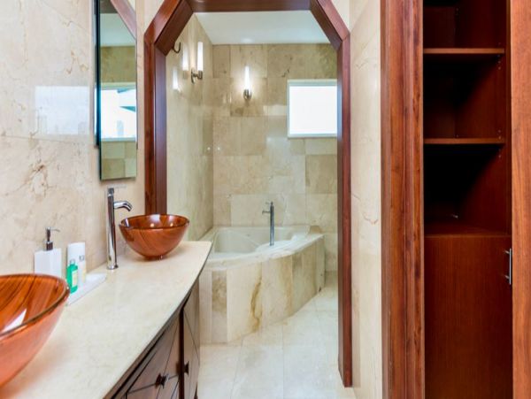 Stunning Waterfront Vacation Villa in Miami Beach Sleeps 16