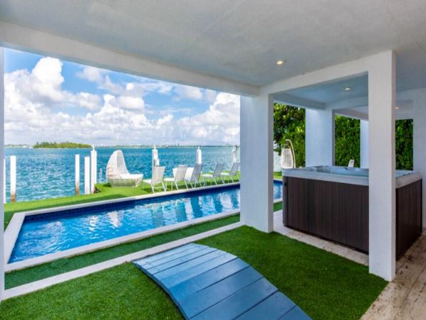 Stunning Waterfront Vacation Villa in Miami Beach Sleeps 16