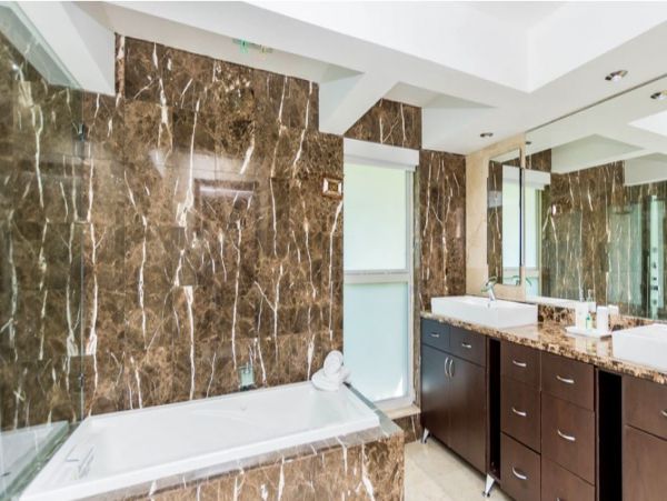 Stunning Waterfront Vacation Villa in Miami Beach Sleeps 16