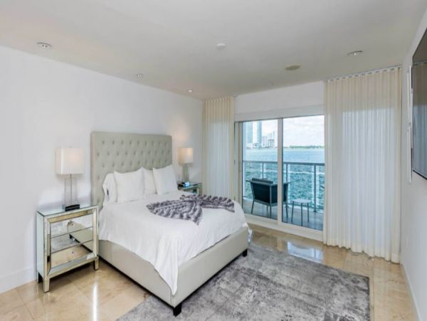 Stunning Waterfront Vacation Villa in Miami Beach Sleeps 16